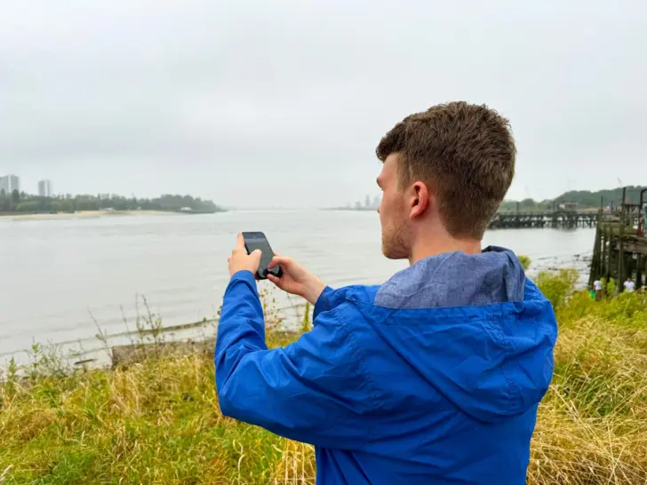 man neemt foto van zwerfaval