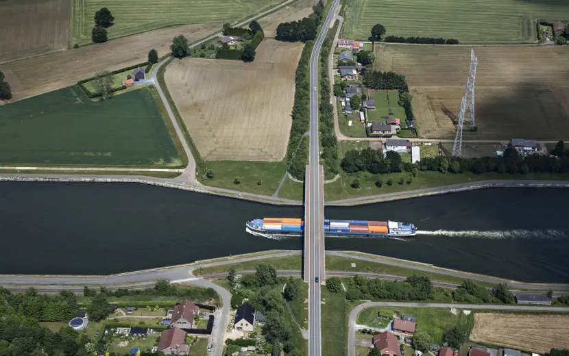 Albertkanaal klaar voor vierlaagse containers na brugverhoging