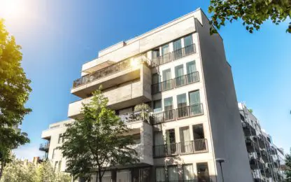 Minder appartementen in grotere steden