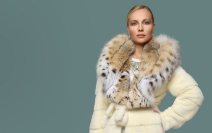 Beautiful,Woman,Wearing,Luxury,White,Lynx,Fur,Coat.,Winter,Fashion