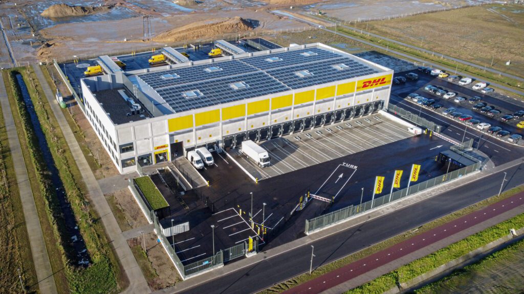 Het nieuwe logistieke centrum op de Antwerpse Blue Gate-site: elektriciteitsopwekking met zonnepanelen en elektrisch natransport.