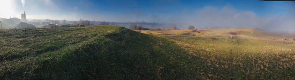 Grondwal site Wienerberger Lanaken. (beeld: Jan Vanmeirhaeghe)