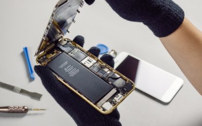 Technician,Or,Engineer,Opening,Broken,Smartphone,For,Repair,Or,Replace